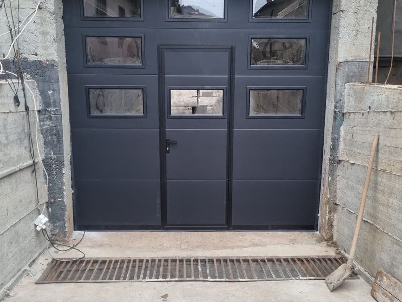 Ușă de garaj antracit cu două canate și hublouri