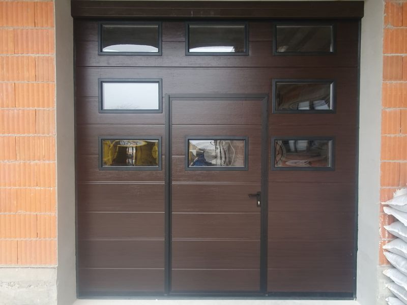 Ușă de garaj secțională wenge cu hublouri și ușă pietonală integrată
